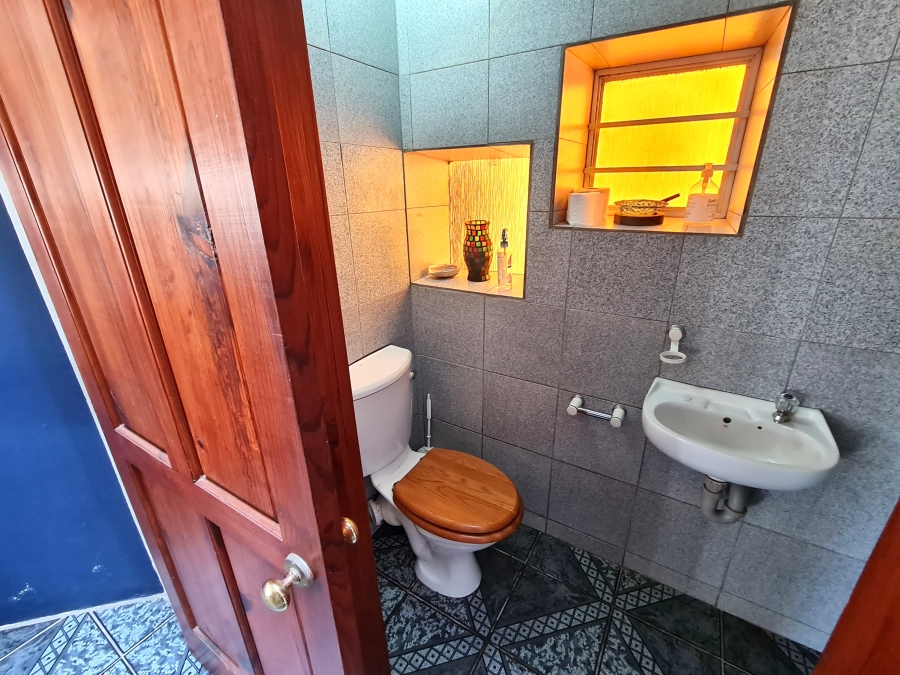 5 Bedroom Property for Sale in Wavecrest Eastern Cape